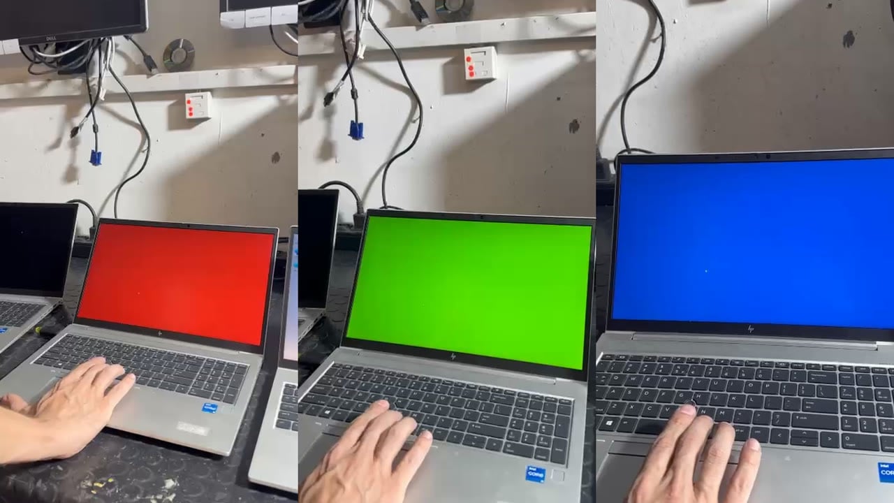 Trei laptopuri HP în testul de ecran, cu tot ecranul roșu, verde și albastru, în atelierul CIT Grup
