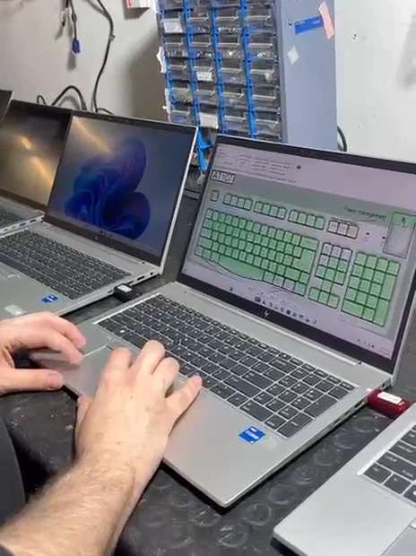 Test de tastatură pe un laptop HP în atelierul CIT Grup: tastele apăsate apar colorate în verde pe ecran