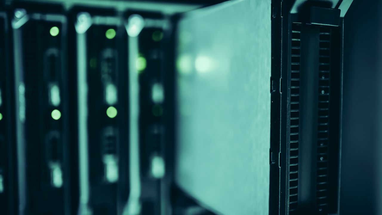 Servere montate în rack, cu un sertar de discuri tras pe jumătate afară